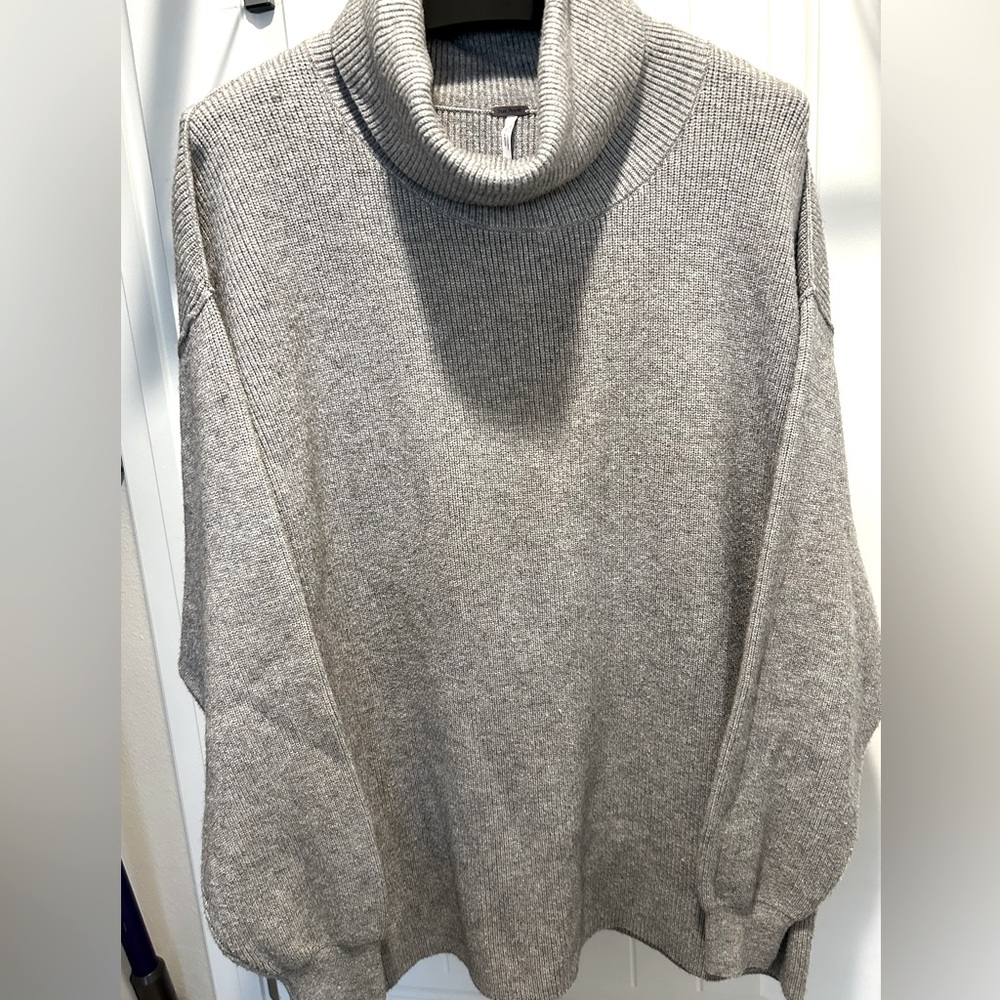 FREE PEOPLE Women’s Oversized Turtleneck Long Sleeve Gray Sweater Size Medium